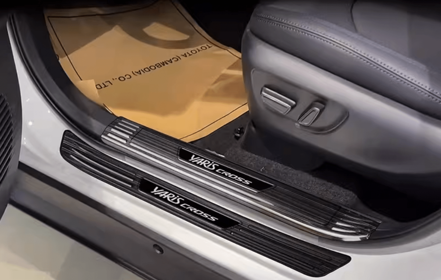 Xevaban.com ở 214 Giải Ph&oacute;ng l&agrave; đơn vị chuy&ecirc;n cung cấp phụ kiện oto, đồ chơi oto,&nbsp;đồ chơi yaris cross,&nbsp;phụ kiện yaris cross, xevaban, 214 giải ph&oacute;ng, ốp bậc ch&acirc;n yaris cross, ốp chống xước bậc ch&acirc;n yaris cross, nẹp bậc ch&acirc;n yaris cross.